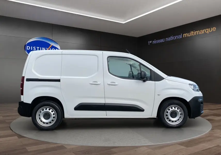 Profil côté droit d’un utilitaire Citroën Berlingo blanc de 2019 avec portes latérales pleines et jantes acier.