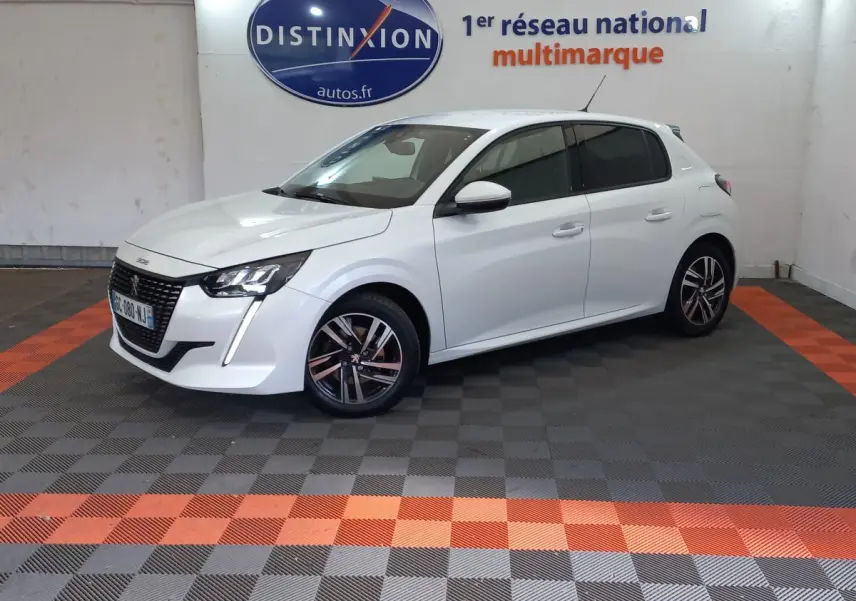 Peugeot 208 blanc en vue 3/4 avant droit, avec phares LED et jantes alliage distinctives.