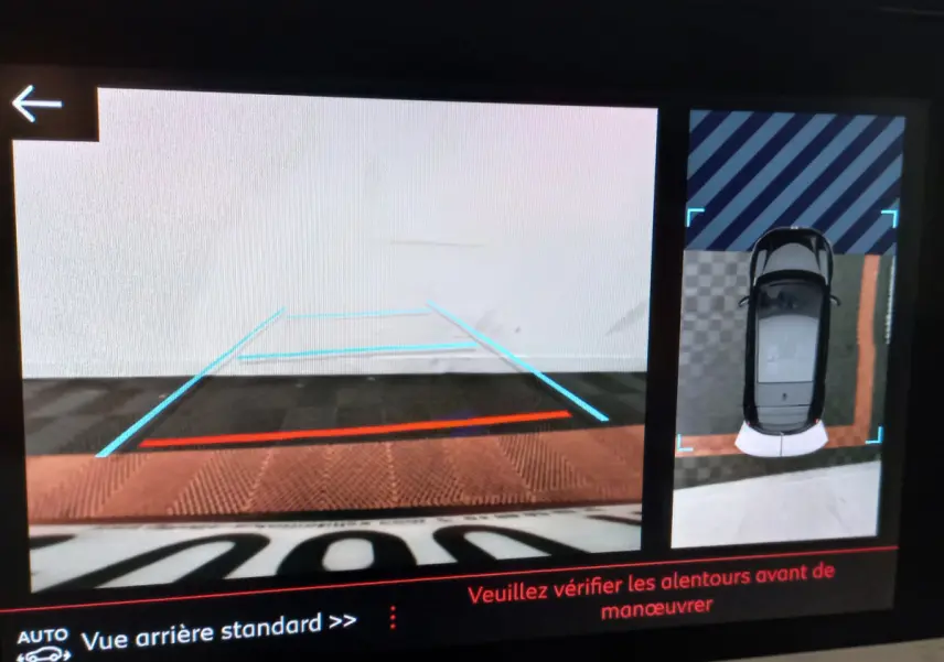 Affichage caméra de recul et vue aérienne du Peugeot 208 blanc, aidant à la manœuvre en marche arrière.