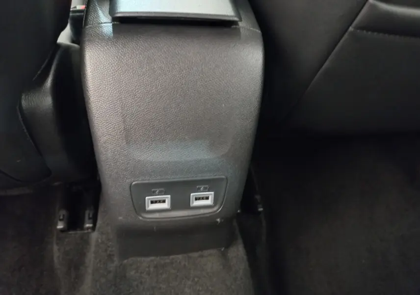 Prise double USB arrière sur console centrale noire dans l'habitacle du Peugeot 208 blanc PureTech 2021