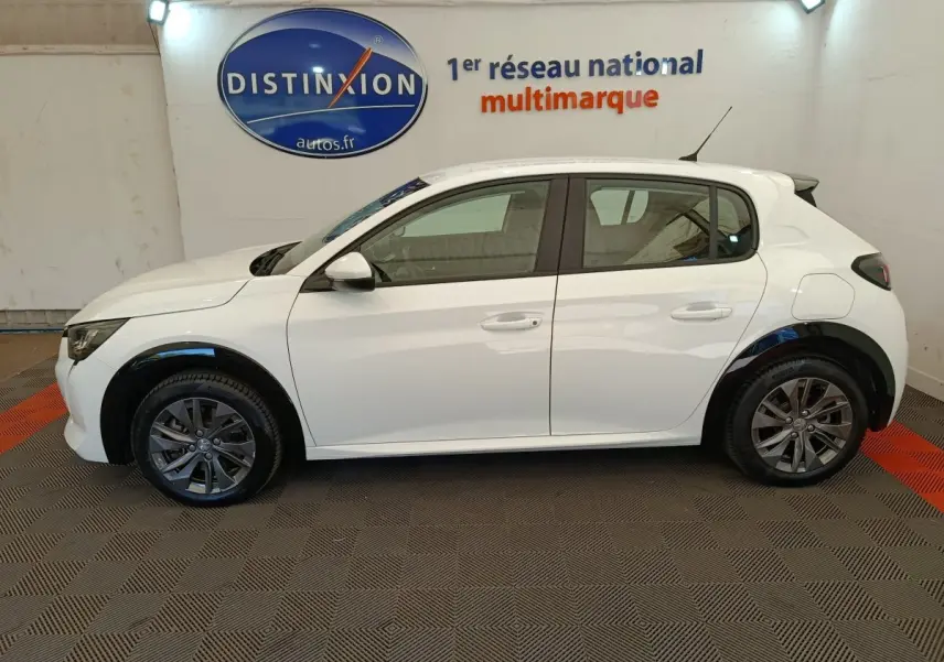 Peugeot 208 électrique Active Business R blanc vue de profil côté gauche, avec jantes foncées et poignées de porte assorties.