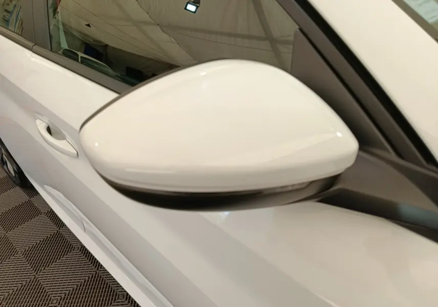 Rétroviseur côté gauche blanc de la Peugeot 208 électrique Active Business R 2021, vue rapprochée sur la portière.