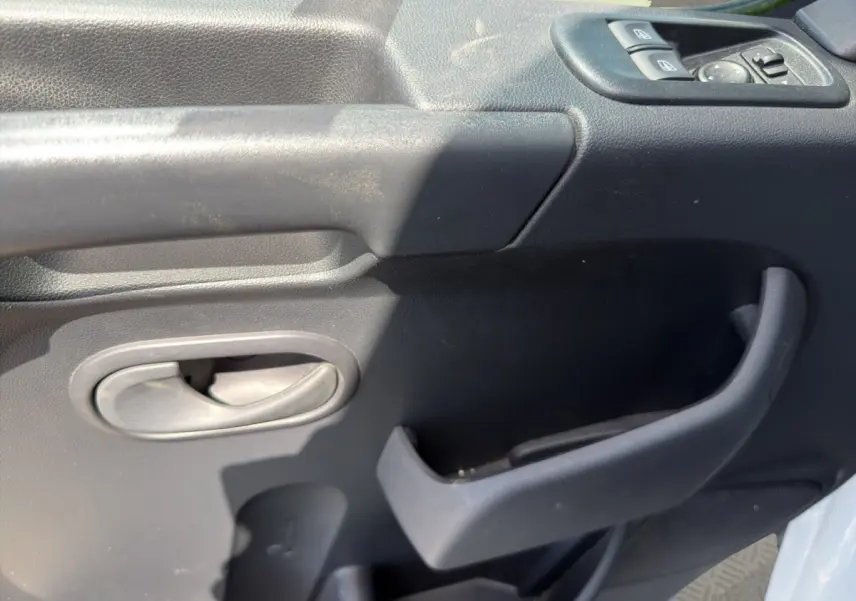 Gros plan sur la porte intérieure côté conducteur du Renault Master 2024, avec commandes électriques et poignée noire.