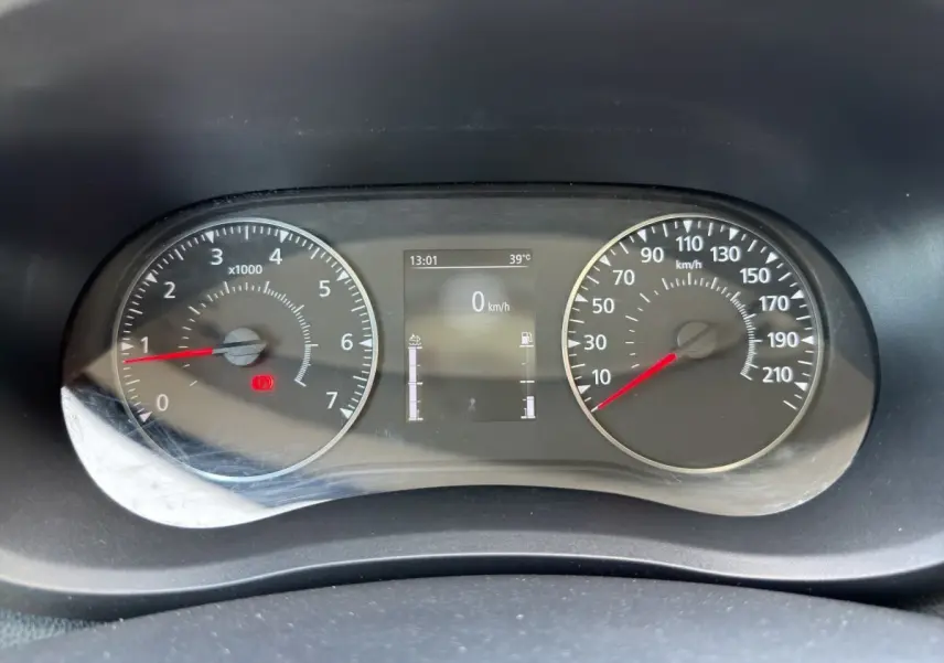 Vue rapprochée du tableau de bord du Renault Master 2024 montrant le compte-tours et le compteur de vitesse à 0 km/h.