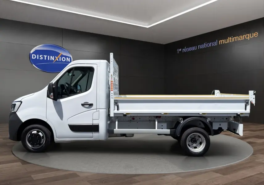 Profil droit d’un utilitaire Renault Master blanc version benne, avec cabine simple et plateau arrière ouvert.