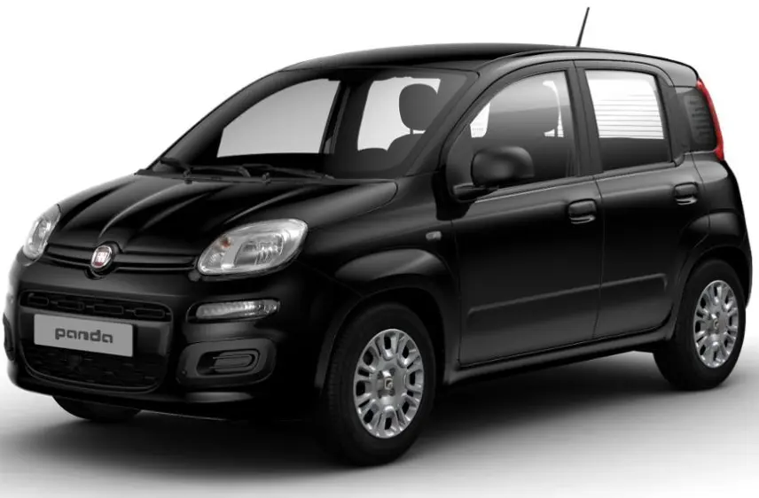 Vue 3/4 avant droite de la Fiat Panda noire 2025 avec jantes acier et feux LED, en showroom.