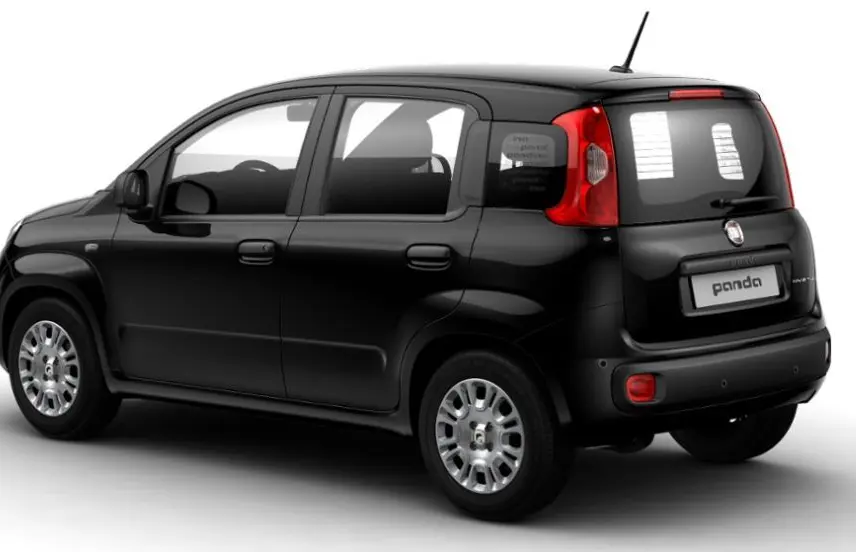 Profil côté gauche d'une Fiat Panda noire 2025, compacte et cinq portes, en présentation showroom intérieur.