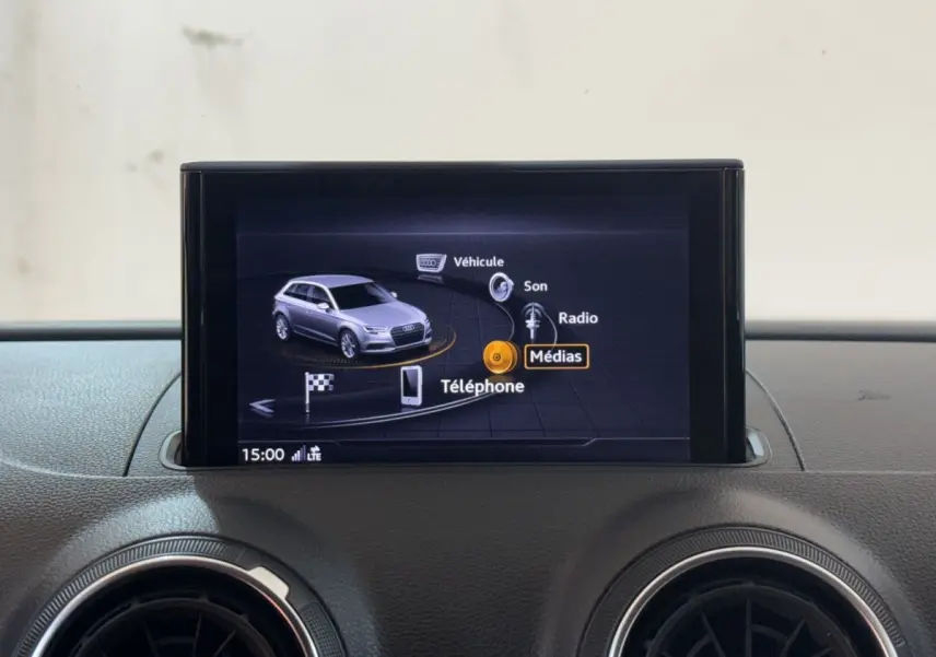 Écran multimédia central affichant le menu principal dans l'habitacle d'une Audi A3 Business Line 2018.