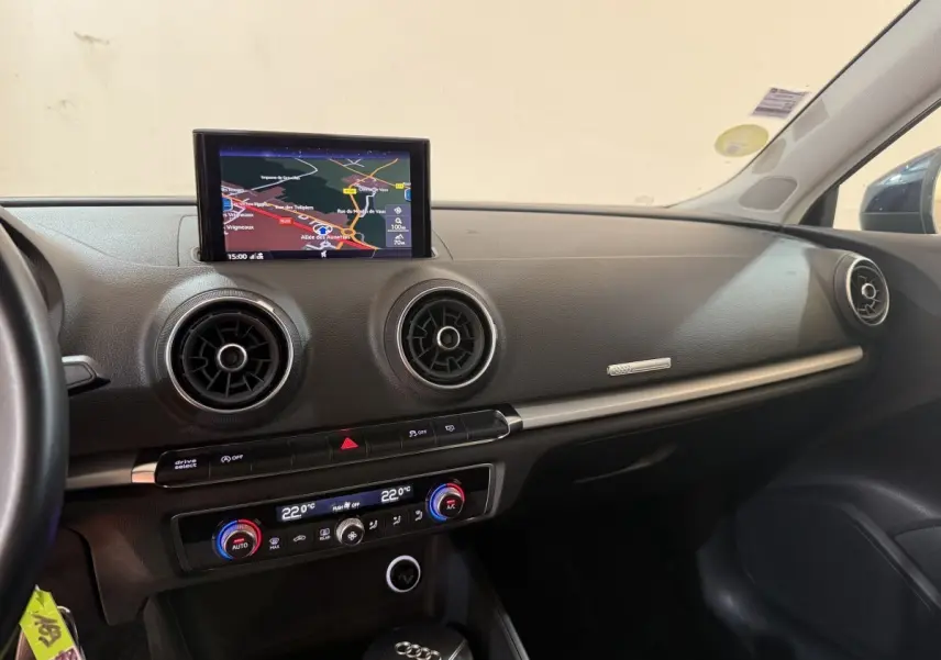 Tableau de bord de l'Audi A3 2.0 TDI 150 Business Line 2018, vue côté passager avec écran navigation et aérateurs ronds.
