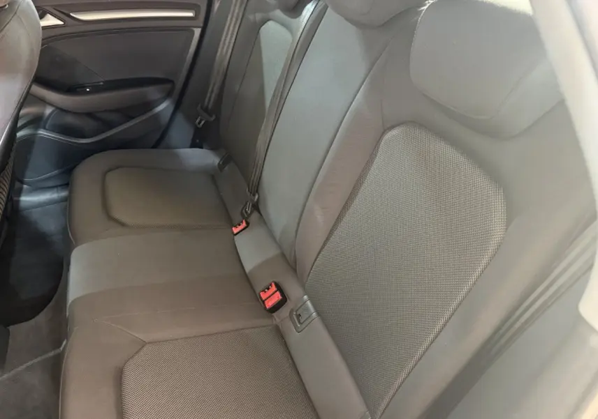 Banquette arrière grise vue côté droit de l'Audi A3 2.0 TDI 150 Business Line 2018.
