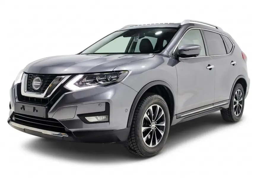 Nissan X-Trail gris métallisé en 3/4 avant droit, avec toit ouvrant et jantes alliage noires et argentées.