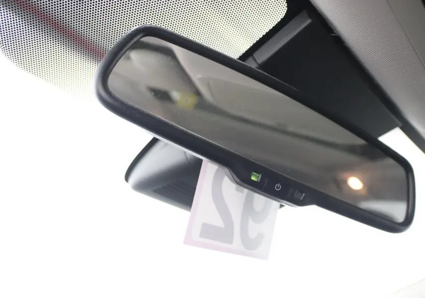 Rétroviseur intérieur du Nissan X-TRAIL 1.7 D 150 gris métallisé avec toit ouvrant, vu en gros plan depuis l'habitacle.