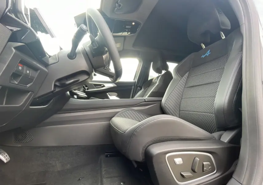 Intérieur Renault Austral New 200 Esprit Alpine, vue côté conducteur sur siège sport semi-alcantara gris avec logo Alpine bleu.