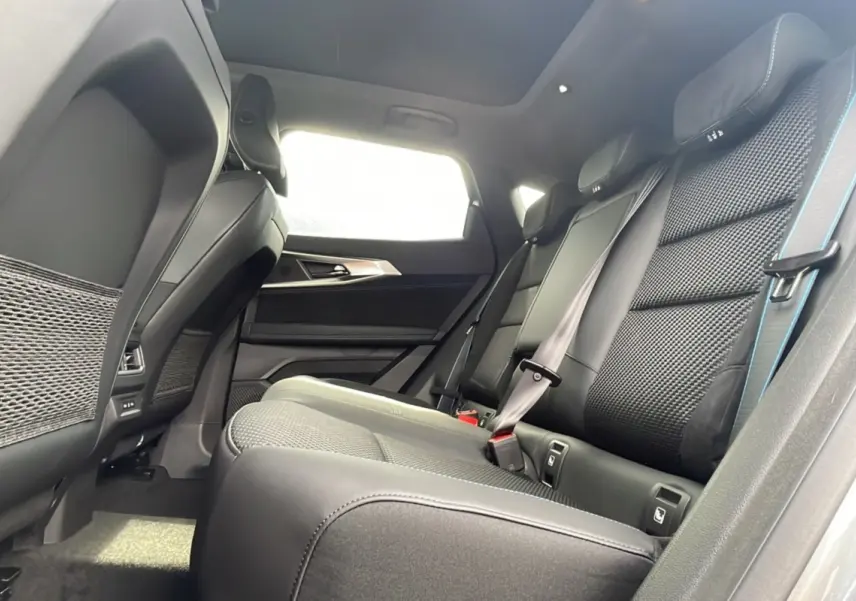 Vue latérale droite de l'intérieur arrière du Renault Austral New 200 Esprit Alpine, sièges noirs en semi-alcantara.