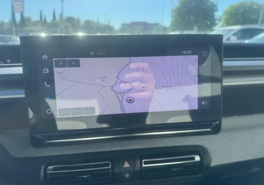 Écran tactile central affichant la navigation dans l'habitacle d'une Citroën C3 gris, vue intérieure frontale.