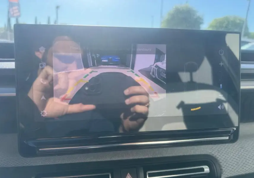 Écran intérieur de la Citroën C3 gris 2025 montrant la caméra de recul avec guidage coloré.