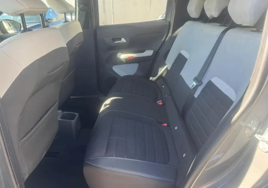 Vue intérieure arrière côté droit de la Citroën C3 gris 2025, montrant les sièges bicolores et les ceintures de sécurité.