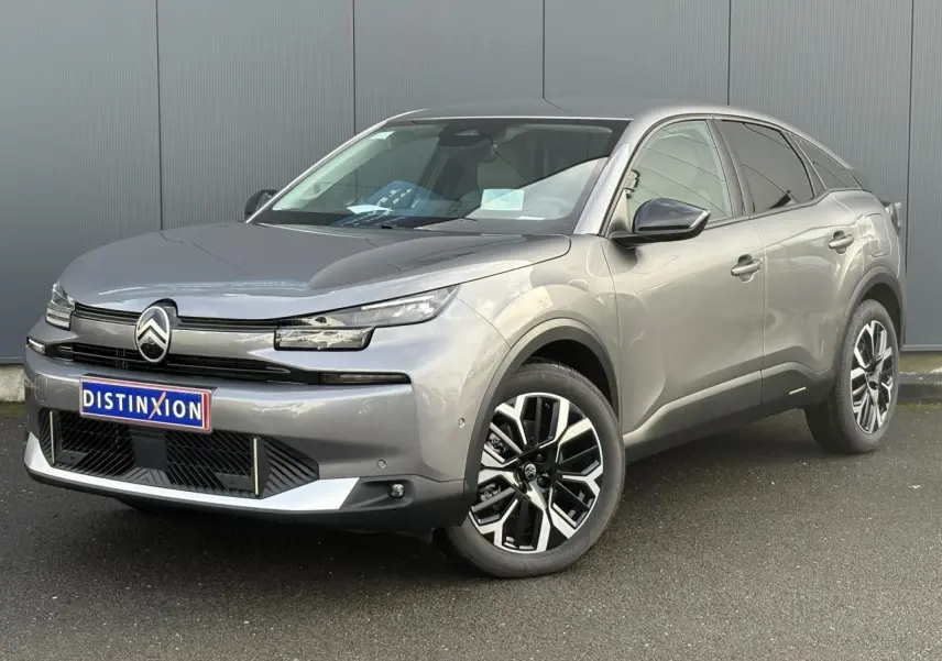 Citroën C4 Hybrid gris Mercury vue 3/4 avant droit avec jantes alliage et calandre noire brillante.