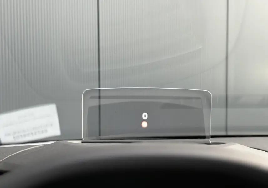 Affichage tête haute numérique montrant la vitesse 0 dans l'habitacle d'une Citroën C4 Hybrid 2025.