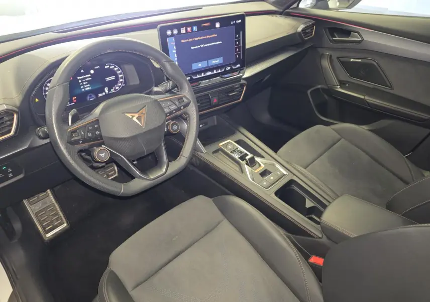Vue intérieure côté conducteur du CUPRA Formentor 1.5 eTSI Hybrid 2025 avec tableau de bord digital et finitions noires.