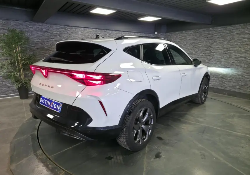 Vue 3/4 arrière droite du CUPRA Formentor blanc avec feux arrière Tri-LED et jantes alliage 18 pouces.