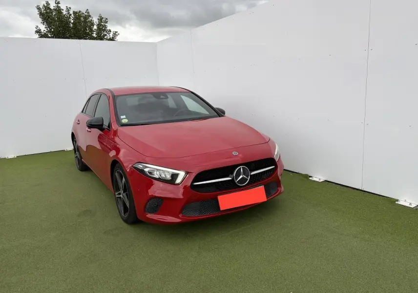 Mercedes Classe A IV 180 D Progressive Line rouge vue en 3/4 avant avec jantes alliage noires et calandre diamant.