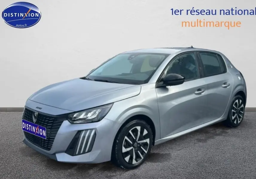 Vue 3/4 avant droite d'une Peugeot 208 Hybrid gris métallisé avec jantes alliage et calandre distinctive.
