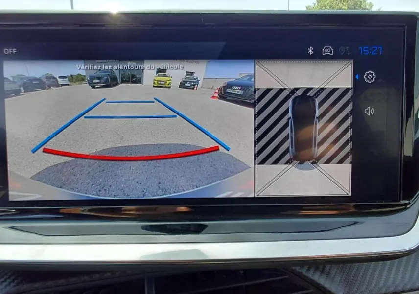 Écran tactile intérieur montrant la caméra de recul et vue 360° du Peugeot 208 gris Hybrid 110 ch Allure.