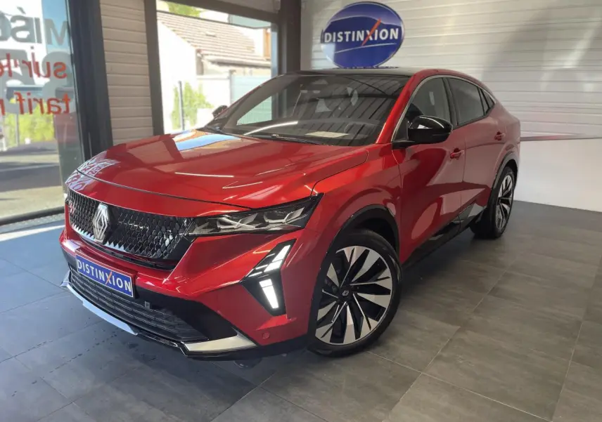 Renault Rafale rouge à toit noir, vue 3/4 avant droit, avec calandre noire et feux LED distinctifs allumés.