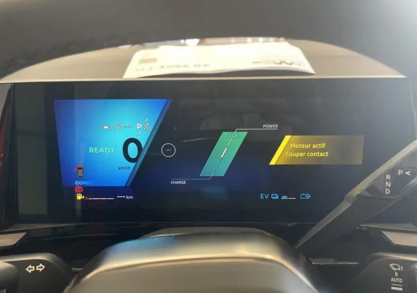 Tableau de bord numérique de Renault Rafale 2025 affichant l'état moteur et mode Eco, vue frontale rapprochée.