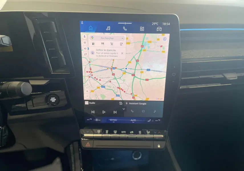 Vue rapprochée de l’écran tactile central du Renault Rafale 2025 affichant la navigation Google Maps.