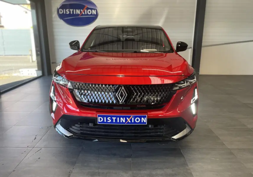 Vue frontale d'un Renault Rafale 2025 rouge flamme avec calandre noire et feux LED en showroom.