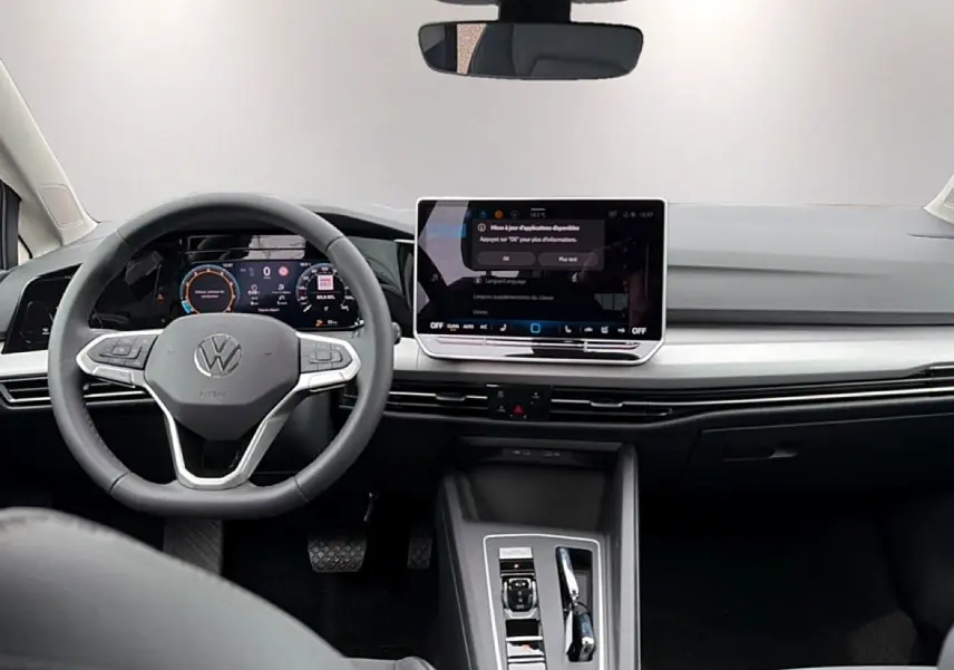Vue intérieure avant de la Volkswagen Golf 1.5 etsi evo2 116 life dsg7 avec tableau de bord digital et volant gris.
