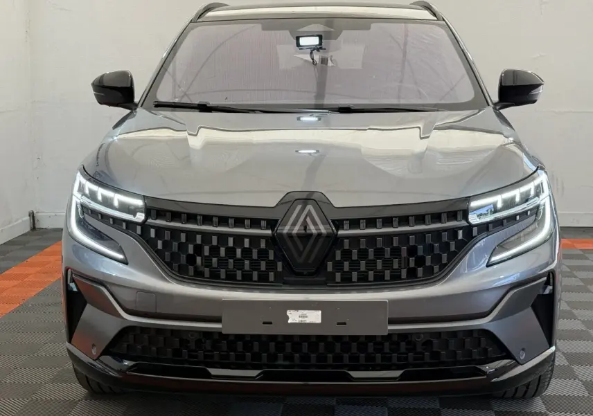 Vue frontale d'un Renault Espace gris foncé esprit Alpine 7 places avec calandre noire et phares LED allumés.