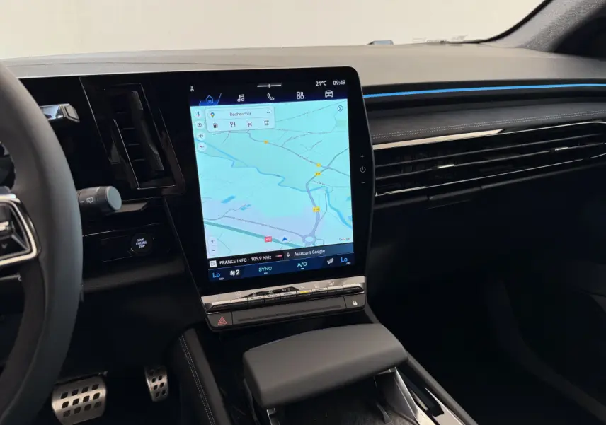 Vue intérieure du tableau de bord du Renault Espace esprit Alpine 2025 avec écran tactile vertical et volant partiel visible.