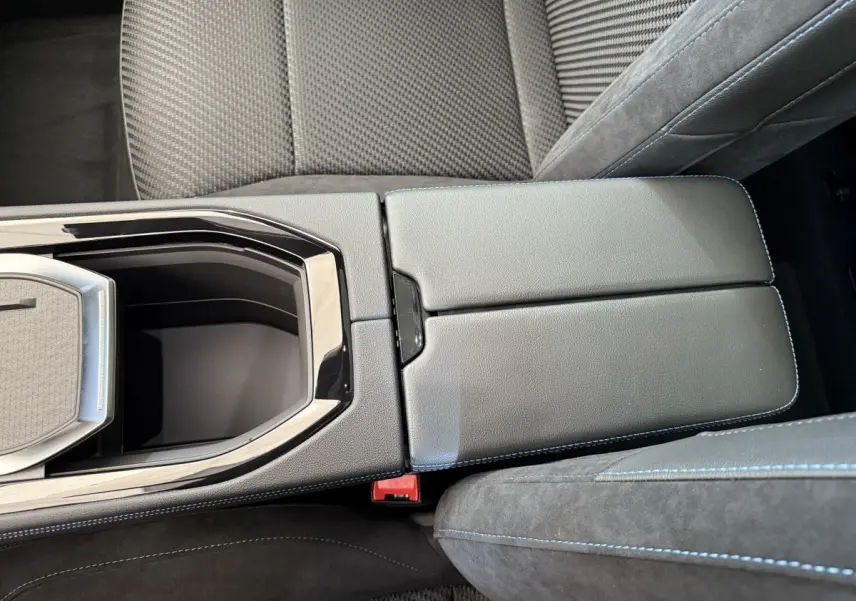 Gros plan sur la console centrale en cuir noir avec surpiqûres bleues et accoudoir du Renault Espace esprit Alpine 2025.