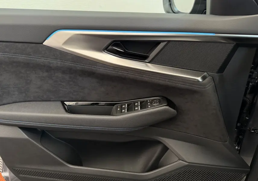 Détail de la porte côté conducteur du Renault Espace esprit Alpine gris foncé avec garniture noire et surpiqûres bleues