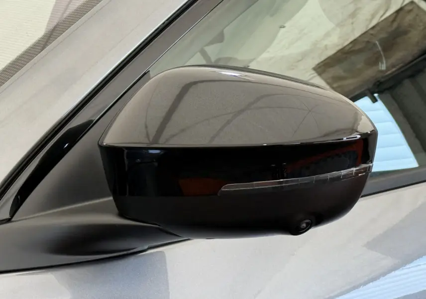 Rétroviseur droit gris foncé du Renault Espace esprit Alpine 2025 avec caméra intégrée et clignotant LED.