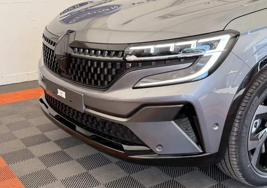 Gros plan sur l'avant droit gris foncé du Renault Espace esprit Alpine 2025 avec phares LED et calandre noire texturée.