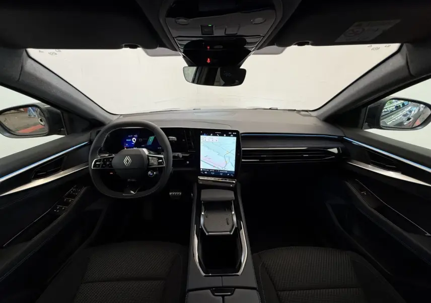 Intérieur Renault Espace esprit Alpine 2025 vu de face, tableau de bord noir avec écran tactile vertical et volant multifonctions.