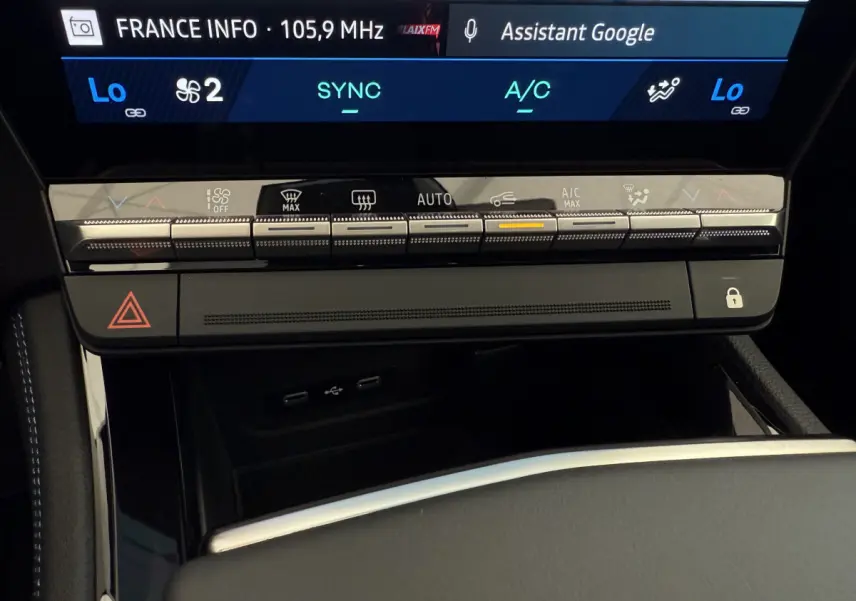 Gros plan sur la console centrale tactile du Renault Espace esprit Alpine 2025, avec commandes climatisation et écran multifonctions.