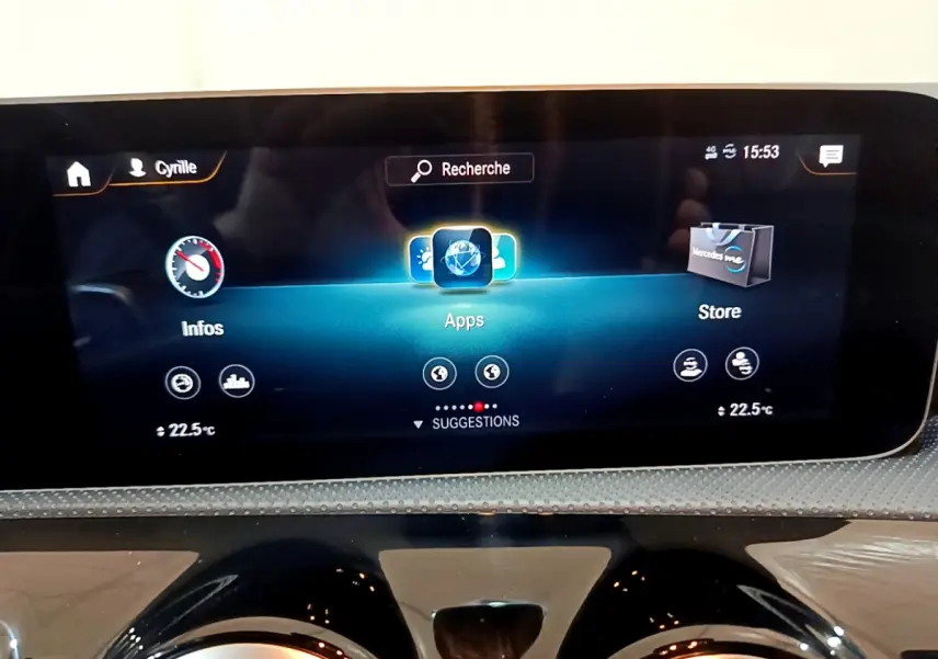 Écran tactile central affichant le menu multimédia de la Mercedes Classe A 180 AMG Line, intérieur noir moderne.