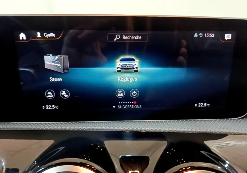 Écran tactile central du tableau de bord de la Mercedes Classe A 180 AMG Line noir, affichant le menu Réglages.