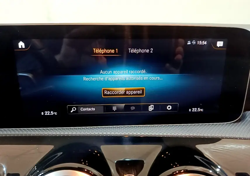 Écran tactile central affichant la connexion Bluetooth dans le tableau de bord de la Mercedes Classe A 180 AMG Line noire.