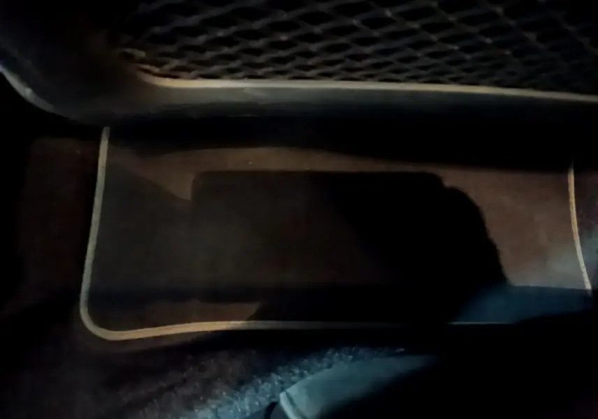 Tapis de sol noir avec surpiqûres claires dans l'habitacle d'une Mercedes Classe A 180 AMG Line 2019.