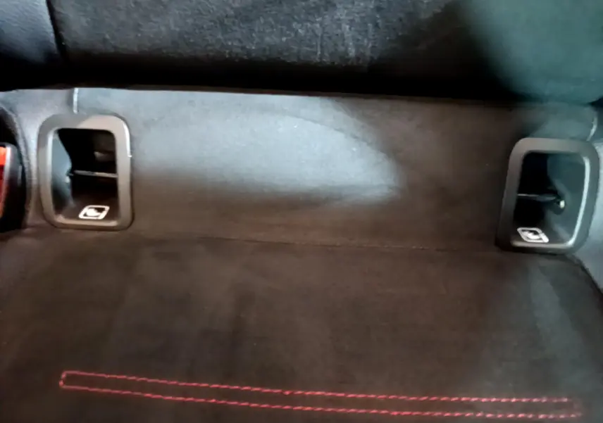 Détail de la banquette arrière noire avec commandes de lève-vitres intégrées sur une Mercedes Classe A A 180 AMG Line 2019.
