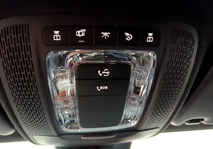 Plafonnier avec commandes SOS et appel dans l'habitacle noir d'une Mercedes Classe A 180 AMG Line 2019