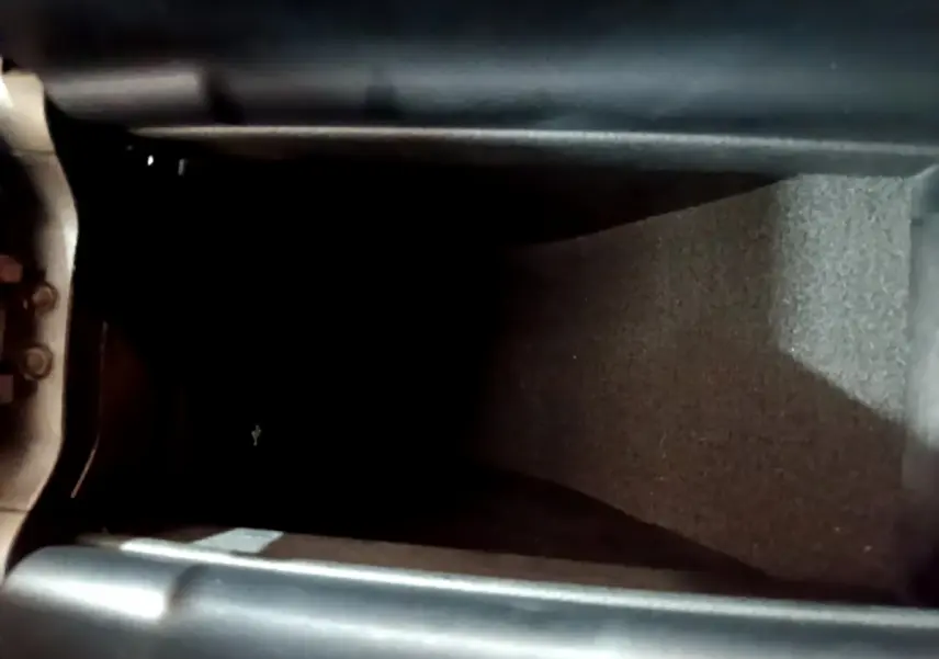 Vue rapprochée de la console centrale noire de la Mercedes Classe A 180 AMG Line 2019 avec revêtement textile.