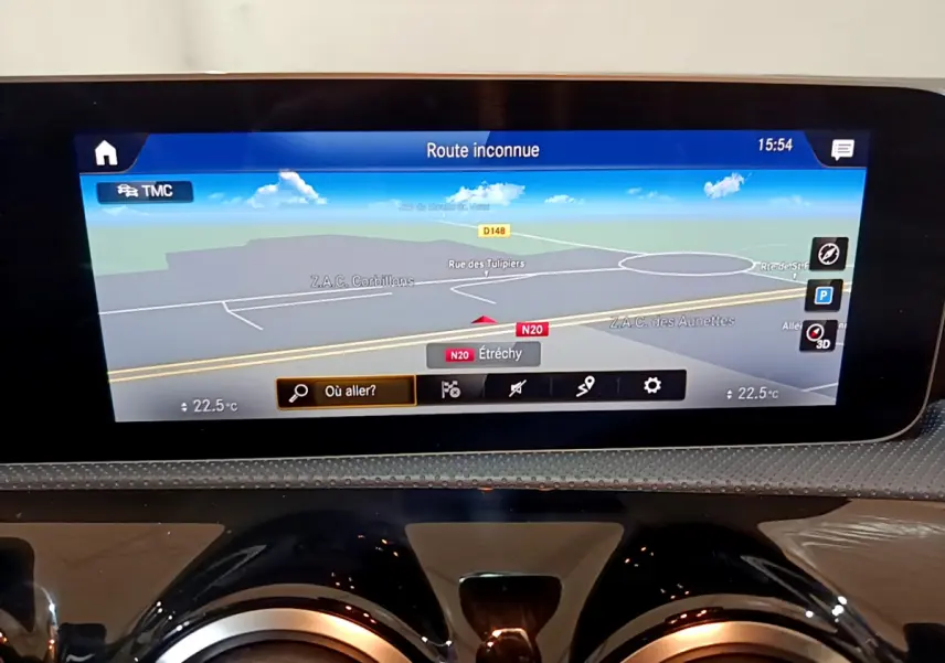 Écran tactile de navigation 10,3 pouces dans le tableau de bord noir brillant d'une Mercedes Classe A 180 AMG Line.