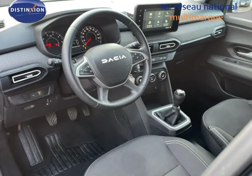 Vue intérieure côté conducteur du Dacia Jogger gris schiste, avec tableau de bord moderne et boîte manuelle.
